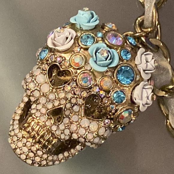 BETSEY JOHNSON - 💀necklace w rhinestones & roses, gold tone chain w ribbon - Picture 14 of 16